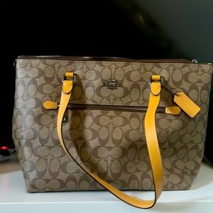 Coach- Gallery Tote In Signature Canvas